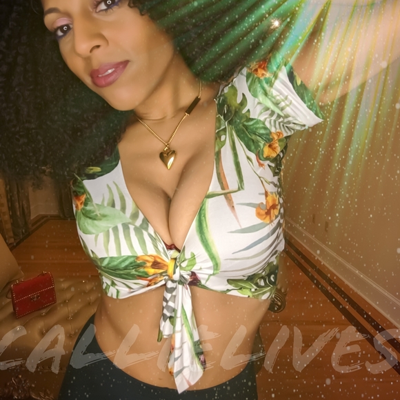 ONLY AVAILABLE INMY @callie_lives wholesale closet - Picture 5 of 9